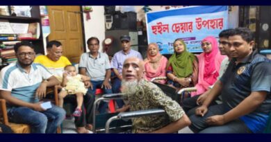 অসুস্থ শ্রমিককে হুইল চেয়ার উপহার দিলো ইয়ুথ ফোরাম ও চর্যাপদ একাডেমি